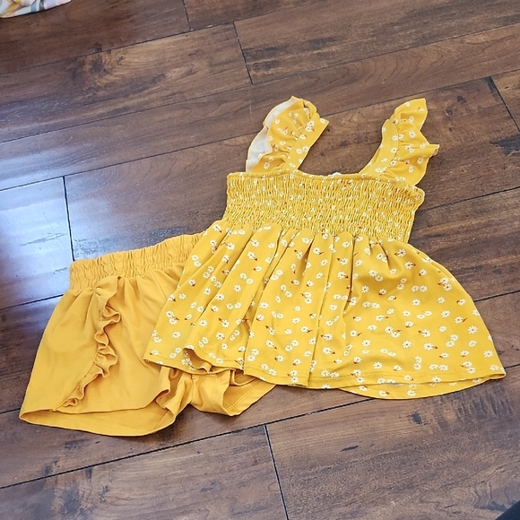 Btween Yellow Floral Smocked Top and Shorts Set 5t - Picture 1 of 4